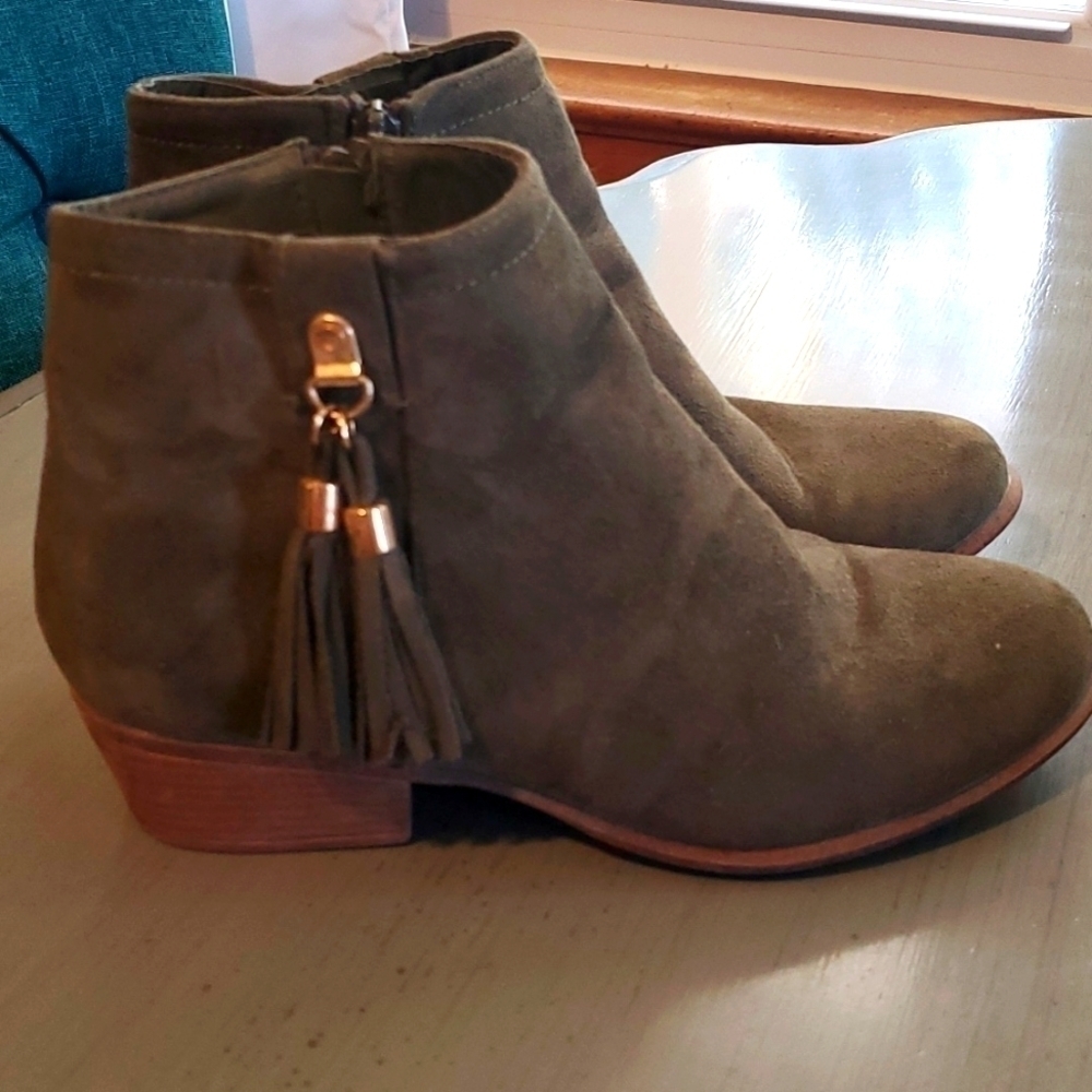 Trends Up- Womens Green Suede Side Zip Ankle Booties boots Boho neutral Sz.7